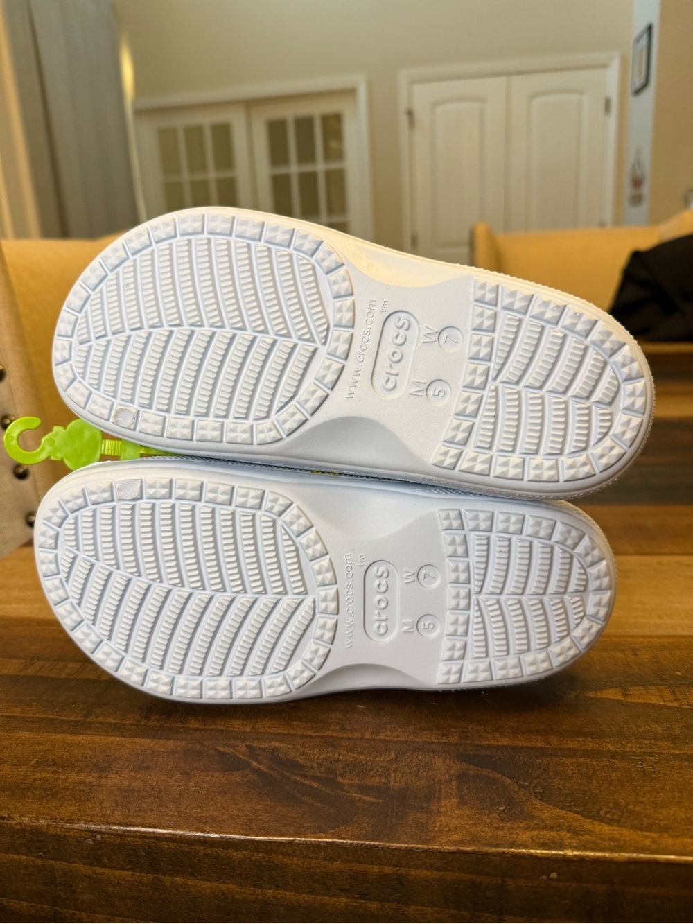 CROCS Women’s Slide Sandals White/Yellow Floral Flower Logo Rubber Slip On 7 - Picture 2 of 3